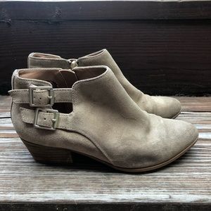 Clark’s tan suede ankle boot zip